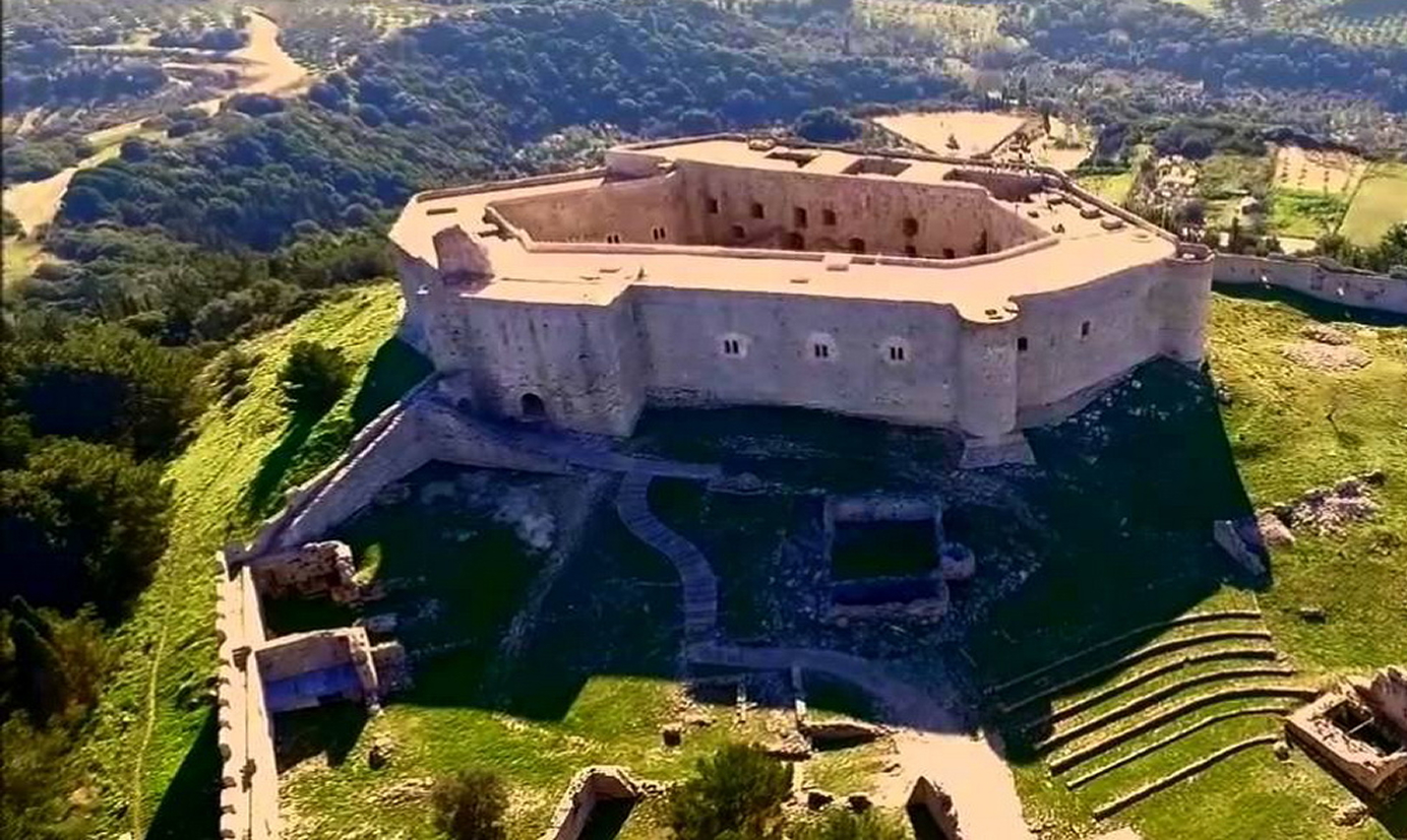 hlemoutsi castle sight